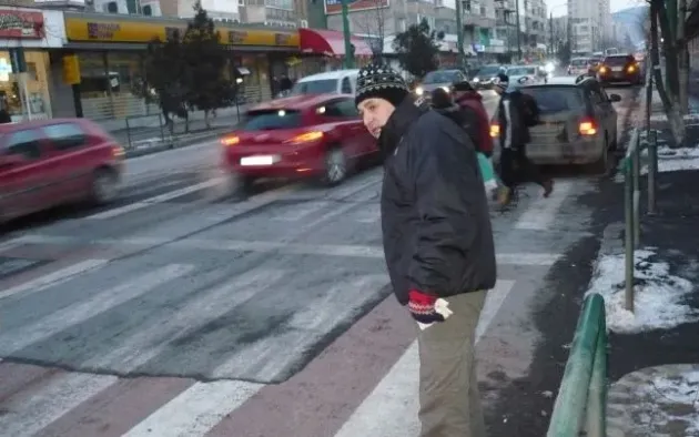 Luată cu Salvarea de pe trecerea de pietoni de pe Griviţei 64