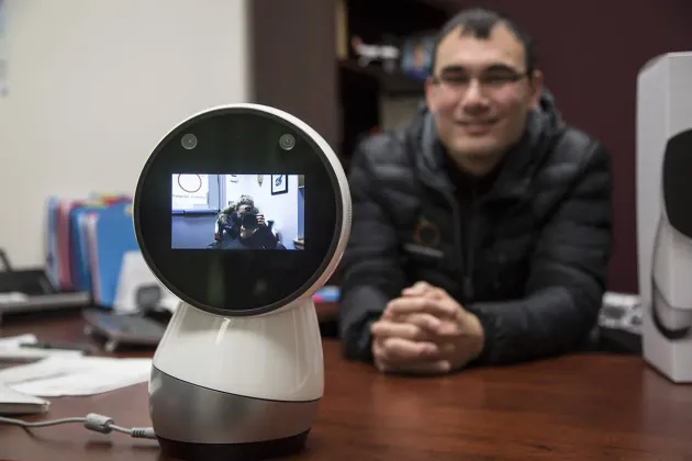 Robotul care are grijă de casă şi de familie