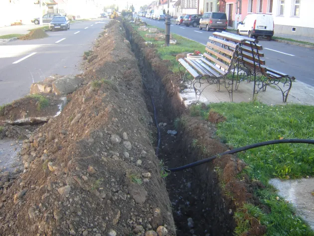 Cablu subteran de alimentare cu energie electrică pe strada Lungă până în zona Primăriei