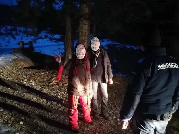 Turişti rătăciţi, recuperaţi de jandarmi din Postăvaru şi din zona Diham
