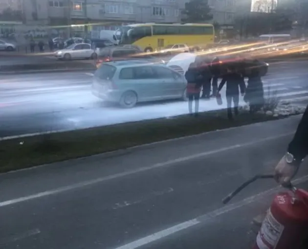 Maşină în flăcări lângă Gara Braşov