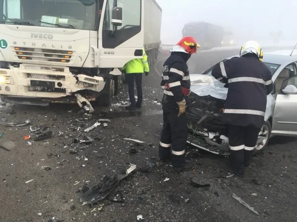 Sot și soție, răniți după ce au intrat pe contrasens și s-au izbit de un TIR