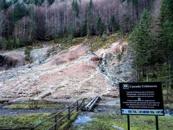 Drum asfaltat spre „Urlătoare”