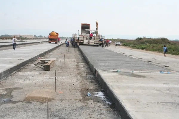 După o pauză de cinci ani, se reiau lucrările la Aeroportul Braşov