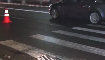 O șoferiță a accidentat o tânără pe trecerea de pietoni și a fugit de la locul faptei
