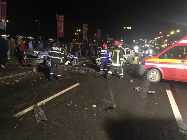 Accident de noapte pe Calea Bucureşti: Două maşini făcute praf de un tânăr băut
