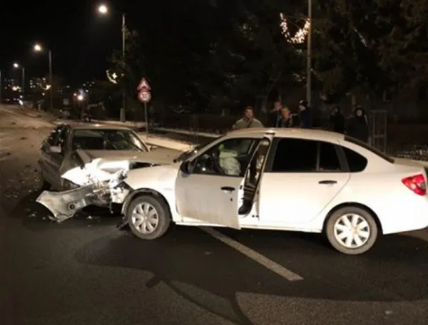 Rupt de beat, a izbit tot ce i-a ieşit în cale: A avariat două autoturisme şi un indicator rutier, rănind şi două persoane în cursa nebună