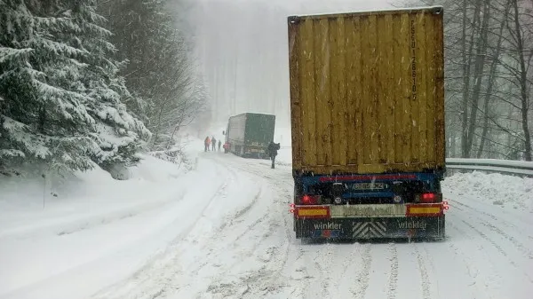 Greu la deal, cu cauciucuri de vară: DN 1A, blocat de cinci tiruri, care au derapat, rând pe rând, la primul strat de zăpadă