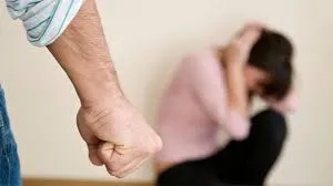 În arestul poliției, după ce și-a bătut soția în fața copilului de 10 ani