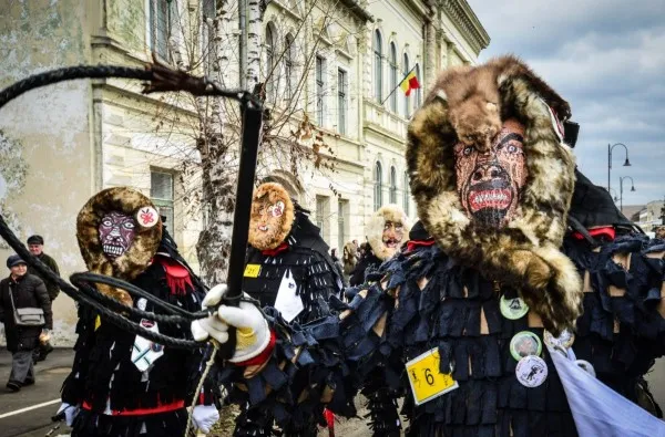 Sâmbătă, la Cincu, lolele cu cozi drăceşti vor alunga iarna