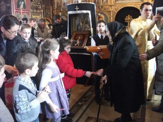 Cei mai mici elevi din Vama Buzăului au dăruit mărţişoare confecţionate chiar de către ei