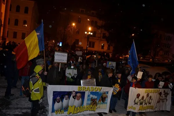 Marş pe străzile Braşovului. Coloana, deschisă de „pinguini pentru Madagascar”