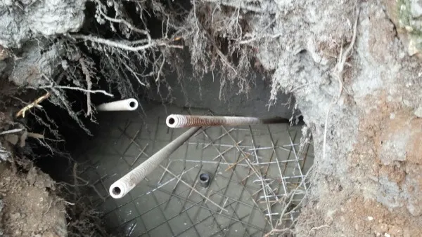 11 piloni cu bare de titan ancorează blocul de pe strada Molidului