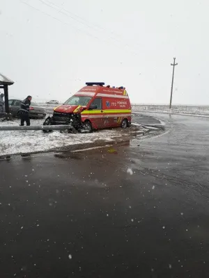 A virat în mașina SMURD, rănind doi paramedici