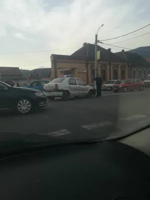 A izbit mașina de poliție în giratoriu, la Codlea 