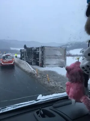 TIR răsturnat pe DN1, lângă Perșani. Circulație îngreunată de câteva ore