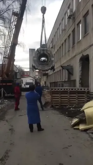 Demontare spectaculoasă a vechiului RMN de la Judeţean: zidul spitalului a fost spart pentru ca macaraua să-l poată scoate din buncăr
