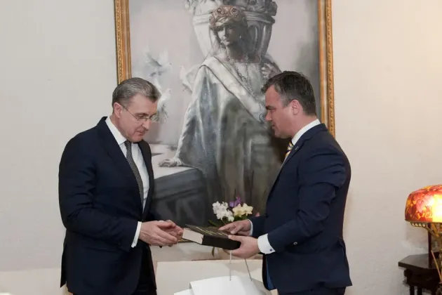 Guvernul la prânz, Braşovul la ceai. Premierul României şi preşedintele CJ Braşov, invitaţi în aceeaşi zi la Casa Regală