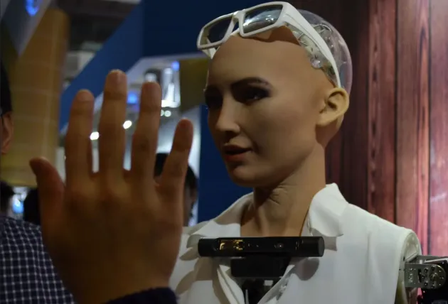 Robotul Sophia vine în România