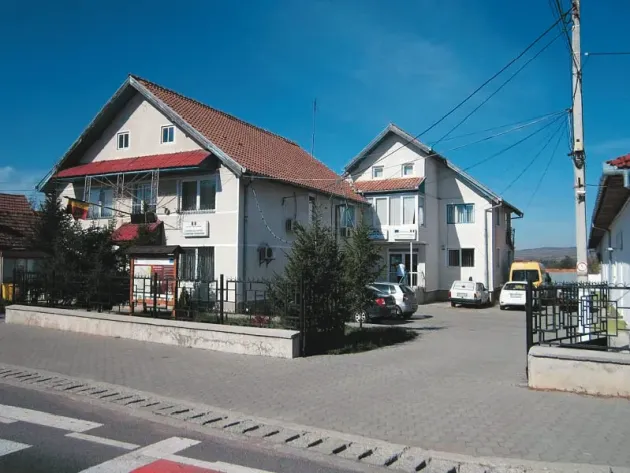 Marţi, 13: A lovit un stâlpul de iluminat din faţa primăriei