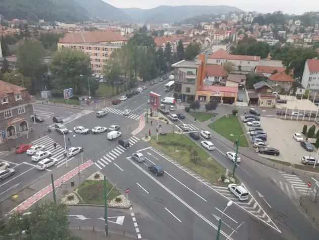 „Insulă verde” în mijlocul intersecţiei de la Ceasu