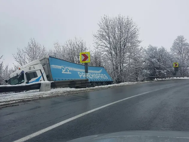TIR din Serbia cu 24 de tone de pet-uri, răsturnat între Codlea şi Vlădeni