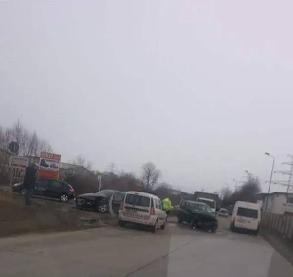 A ratat curba şi a intrat într-un autoturism