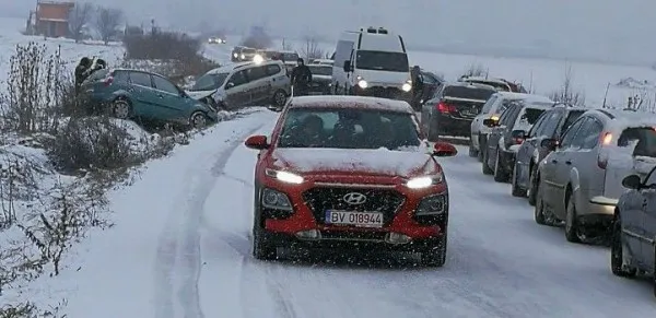 Natură vie cu maşini în decor pe drumul de Tărlungeni