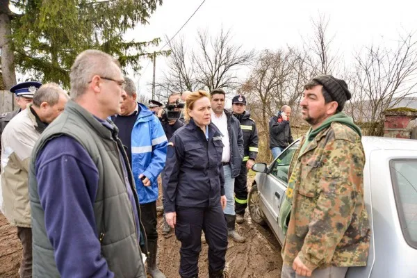 Carmen Dan, „inspecţie” cu elicopterul, cu escală în Braşov şi Covasna. Morală de la ministru: Ne mai trebuie mult timp până când nu vom mai vedea birturile pline