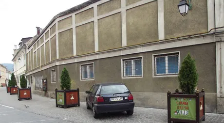 Primăria Braşov vrea să înlocuiască 40 de jardiniere degradate din oraş