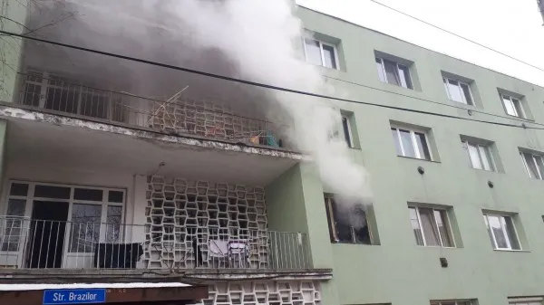 Incendiu la un bloc din Noua, 20 de oameni evacuaţi