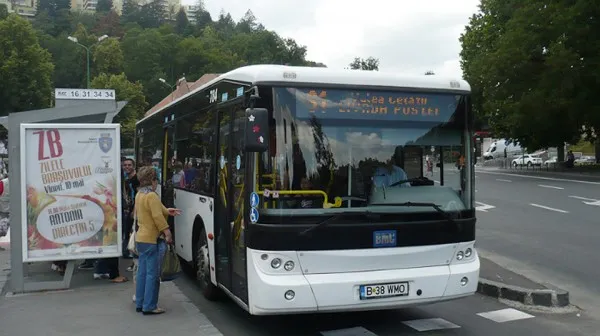 Experiment RATBV pe patru linii din Braşov: călătorii vor urca în autobuze doar pe uşa din faţă