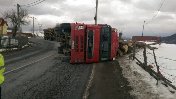 Condus cu viteză: TIR plin cu lemne, răsturnat pe DN 73