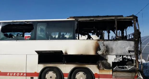 Autocar distrus de flăcări, la Săcele