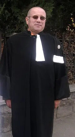 Amendă penală pentru un fost poliţist care se dădea, fără drept, avocat