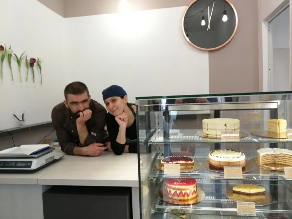 Dragoste la prima prăjitură. Cum au deschis doi tineri un laborator de dulciuri după ce s-au îndrăgostit