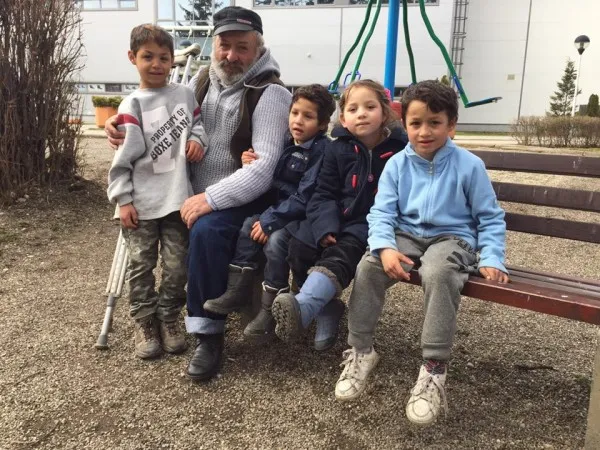 Adolescenta care a adus apă în casa unei familii nevoiaşe 