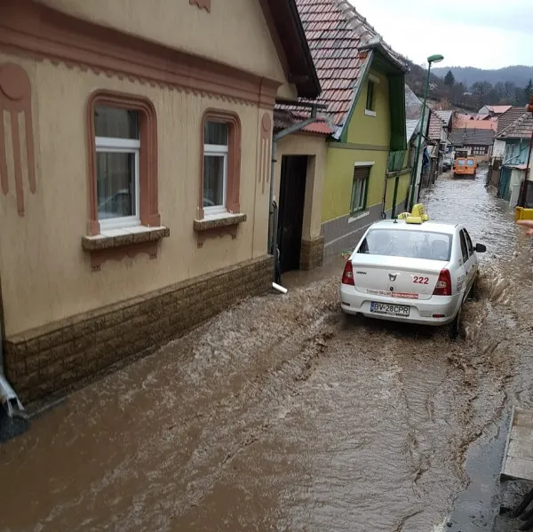 Marţi 13, ora 20.00: După o zi de ploaie mocănească, alertă după alertă la Braşov