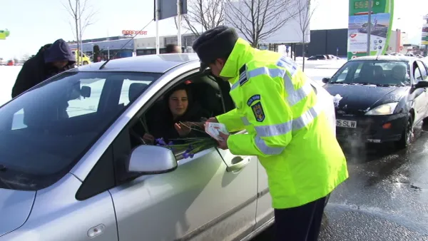 Poliţiste „surprinse în flagrant”... cu mărţişoare 