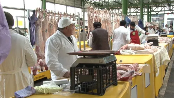În pieţele braşovene a apărut deja carnea de miel. Preţul este de 25 de lei/kilogram