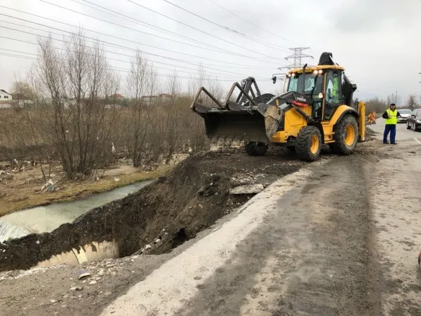 Gaura formată de viitură pe vechea centură a Braşovului a fost umplută cu pietriş, ieri dimineaţă