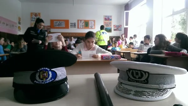 Teme pentru acasă date de „învăţătorul-poliţist”