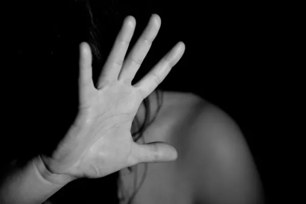 În arest după și-a bătut concubina. Nici mama acesteia nu a scăpat de furia bărbatului