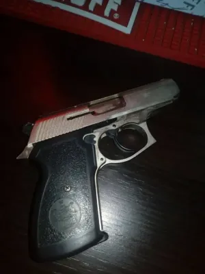Prins cu pistolul pe Republicii