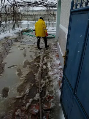 Bunica inundată în fiecare an a sunat iar la Primărie