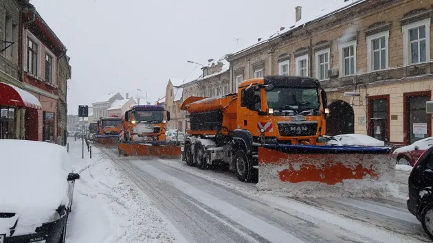 Intervenţie „în forţă” a maşinilor de deszăpezire
