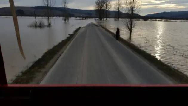 Breşă controlată în dig, pentru evacuarea zonei indundate Baraolt - Racoşul de Sus