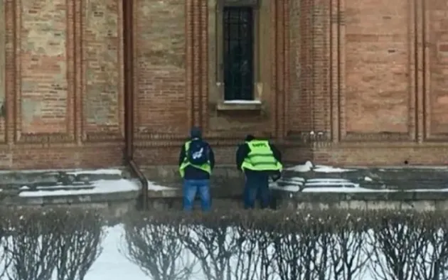 Doi poliţişti făcându-şi nevoile pe zidurile bisericii, imaginile care l-au scandalizat pe patriarhul României