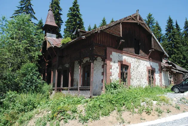 Vechea şcoală a Predealului va fi reabilitată de o firmă din Ilfov, cu 1,97 milioane de lei