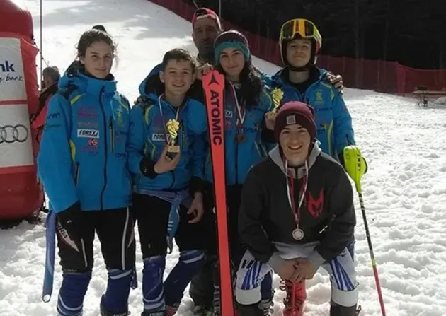 Şase medalii pentru schiorii Coronei la concursurile de la Braşov şi Borovets
